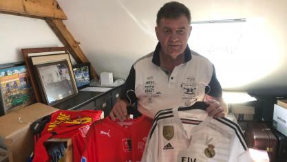 Un maillot de Varane, et un autre de l’USBCO, porté par Scaramozzino, un hommage à Jacques Wattez.