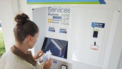 La borne accepte différents modes de paiement : chèques, espèces et carte bancaire.