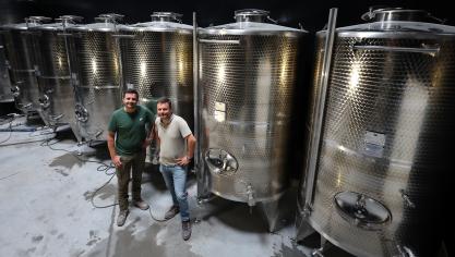 Philippe et André Sambussy sont dans la dernière ligne droite avant de sortir leurs premières bouteilles de gin et vodka à base de pomme de terre à Auchel.