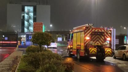 Les pompiers interviennent ce dimanche soir à l’entrée du terminal du tunnel sous la Manche, après l’incendie survenu dans une navette.