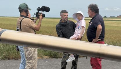 France 5 est venue filmer le vol en avion d’une fillette en récidive d’un cancer.