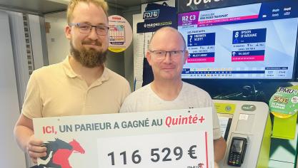 Christophe Delattre le propriétaire du Chiquito et son fils Romain avec le chèque factice.jpeg