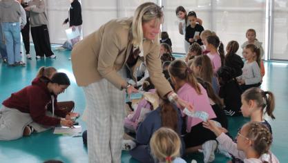 Remise des chèques-cadeaux de 20 euros aux jeunes danseuses de New Danse Compagny, le 24 septembre dernier.