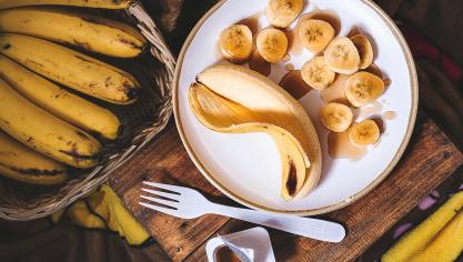 Pour une banane de taille standard, les calories s’élèvent à 100. Contrairement aux idées reçues, elle n’est finalement pas si calorique que cela (pour une pomme, on compte 75 calories par fruit).