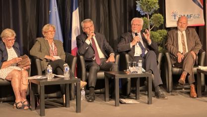Françoise Rossignol, secrétaire générale de l’AMF 62, Natacha Bouchart, maire de Calais, Xavier Bertrand, Jean-Claude Leroy, présidents de la Région et du Département, et Laurent Touvet, préfet, au congrès des maires du Pas-de-Calais, à Calais, jeudi 2 octobre 2025.