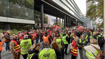 Les syndicats de cheminots et des associations d’usagers ont manifesté ce jeudi matin devant l’hôtel de Région.