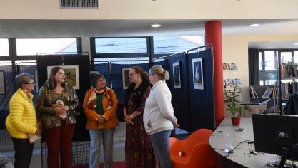 Aude Dupont et les visiteurs lors du vernissage