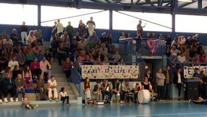 Les supporters étaient plus de 200, tambours, porte-voix et klaxons en première ligne.