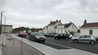 Le parking de la gare d’Isbergues rouvre officiellement ce mardi. Une deuxième phase de travaux suivra en 2026, après le déplacement du poste électrique (au fond à gauche).