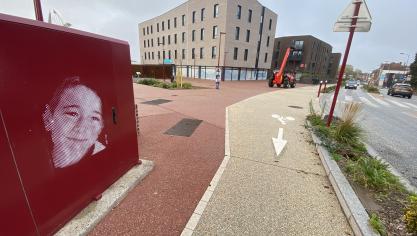La famille et des proches étaient présents lors de la réalisation de ce pochoir, lundi.