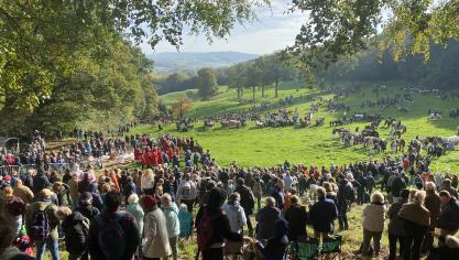 La messe en plein air s’est déroulée dans la pâture face à l’abbaye du Mont des Cats.