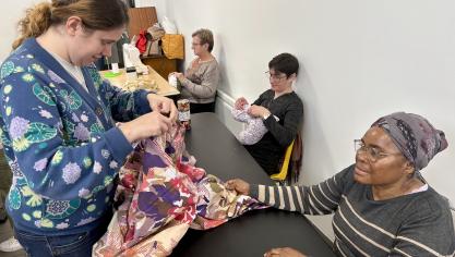 De gauche à droite : Jennifer, Marjorie et Suzanne s’affairent entre autres projets à la réalisation de coussins-coeurs, des protections des plus utiles après une chirurgie du sein.