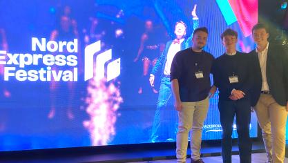 Gautier Boulier et Paul Lenoir (à gauche et au centre) ont présenté le Nord express festival lors d’une soirée organisée jeudi 16 octobre à Hazebrouck.