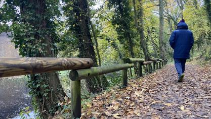 Sentir l’odeur des feuilles tombantes est l’un des plaisirs des balades automnales.