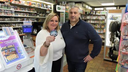 Sylvia et Guillaume Lelièvre, les tenanciers, heureux et fiers de montrer le ticket gagnant acheté dans leur établissement.
