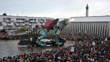 Le Dragon de Calais devant la Halle.