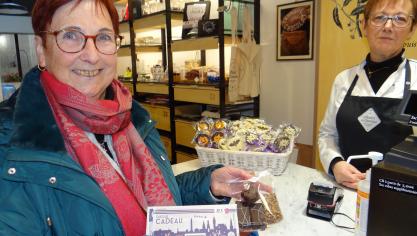 Première arrivée, première servie, Christine s’offre déjà des chocolats