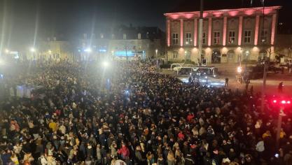 Des milliers de personnes place Crèvecoeur pour le dernier tableau de la journée