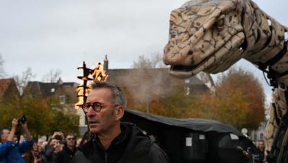 François Delarozière devant le Varan, ^premier jour de spectacle, vendredi 7 novembre à Calais.