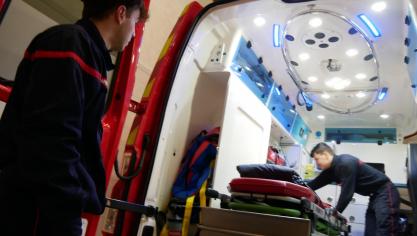 Les secours ont transporté la victime à l’hôpital.