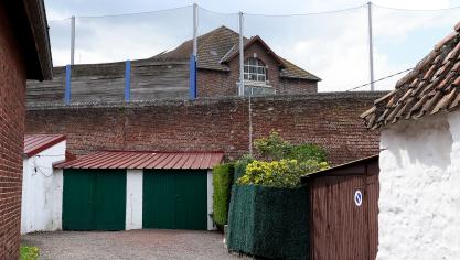 C’est une fois encore depuis la rue Juvénal-Bienaimé, à l’arrière de la prison, que les colis étaient jetés.
