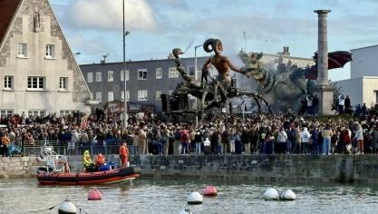 Samedi et dimanche, la SNSM a été mobilisée dans le port pour pouvoir intervenir en cas de chute de spectateurs à l’eau.