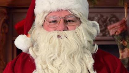 De prime abord, ce Père Noël semble tout à fait conventionnel…