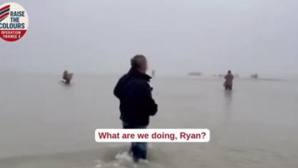 Ryan Bridge, l’un des cofondateurs du mouvement, se met en scène autour d’un départ de small boat près de Gravelines.