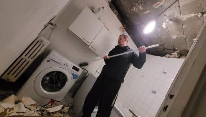 Les agents de TOH, bailleur social de l’immeuble, déblaient la salle de bains sinistrée.