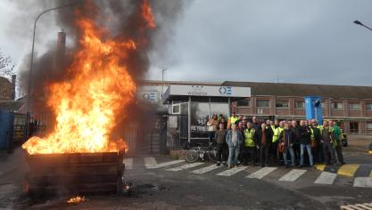 Feu de palettes et présence en nombre devant l’usine ce mardi 18 novembre.