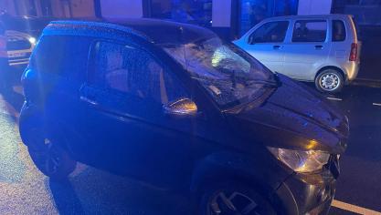 La septuagénaire a été projetée sur le pare-brise de la voiture sans permis, complètement étoilé après le choc.