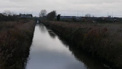 L’homme est tombé dans le canal des Pierrettes, en prenant un raccourci par les jardins familiaux de Calais.