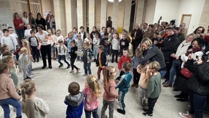 Les artistes du jour chantent devant les parents