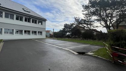 Le parking s’est effondré à deux endroits, à l’arrière de la maison de santé d’Alprech.