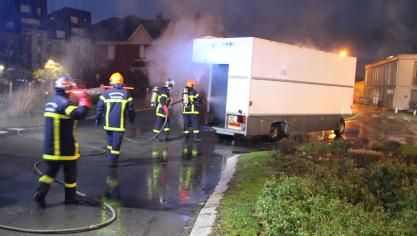 Quand les pompiers sont arrivés, le feu avait déjà pris à l’intérieur de la remorque que le forain a fermée à clé devant eux.