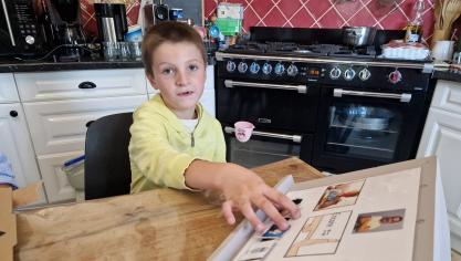 Le classeur pour communiquer avec Maélo est un système provisoire, dans l’attente de récolter les fonds nécessaires à l’achat d’une tablette dite « de commutation ».