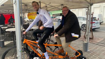 Olivier Planque, maire d’Audruicq, et l’opticien Michel Vivien ont relevé le défi de pédaler en relais de 10h à 17H, le samedi 29 novembre.