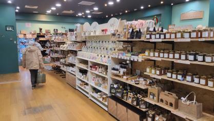 Les boutiques regroupant les artisans, telles que celle-ci, à Cité Europe, ont tendance à se multiplier, ces dernières années.