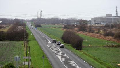 La portion de route qui longe le terminal conteneur est amenée à disparaître avec l’agrandissement du bassin. Un nouvel itinéraire va sortir de terre dans les prochaines semaines.. Photo Archives Marc Demeure/La Voix du Nord