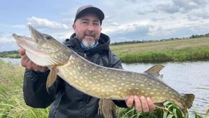 Bruno Lévêque, qui fabrique lui-même ses cannes, utilise un leurre « Easy Shiner » pour piquer ce joli brochet de 85 centimètres.
