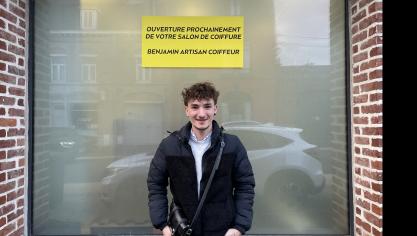 Benjamin Martel pose devant son salon, encore en travaux.