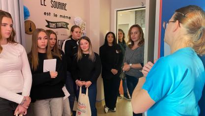 Virginie Hanon explique aux jeunes filles de première professionnelle accompagnement et service à la personne (ASP) son rôle d’infirmière au service chimiothérapie.