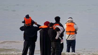 Une famille attendant l’arrivée du taxi-boat pour tenter la traversée de la Manche.