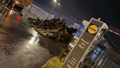Les Jeunes agriculteurs du Calaisis et la FDSEA ont déposé du lisier et du fumier devant plusieurs Lidl.