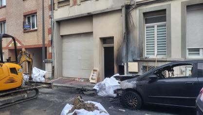 Le véhicule a été ravagé par les flammes et la façade endommagée.