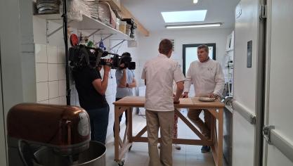 Michel Vandewalle a réalisé devant les caméras une tropézienne aux fraises de Recques-sur-Hem.