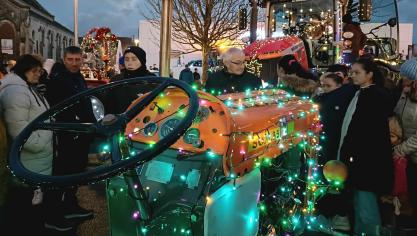 30 tracteurs illuminés formeront la parade.