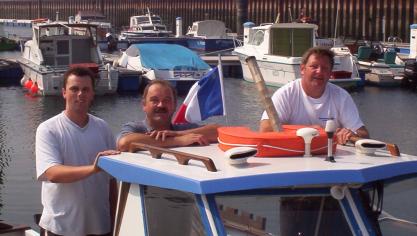Michel Fourrier (au centre) aimait partager ses sorties en mer avec son fils David (à gauche) et un ami, Philippe Clouet.
