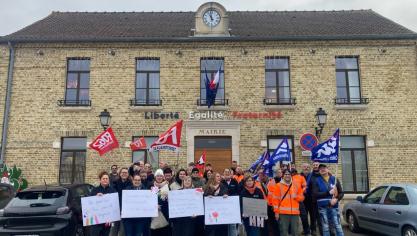 Les agents de la ville de Coulogne et du CCAS rassemblés devant la mairie, ce vendredi de 11 heures à midi, lors du débrayage organisé par l’intersyndicale CFDT–FO–SUD.