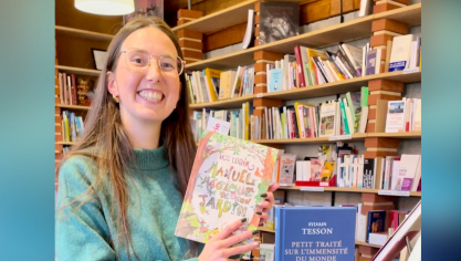 Alexia, libraire à la Librairie du Channel à Calais, présente sa sélection de cinq livres à offrir pour Noël, mêlant aventures, nature et émotions pour petits et grands.